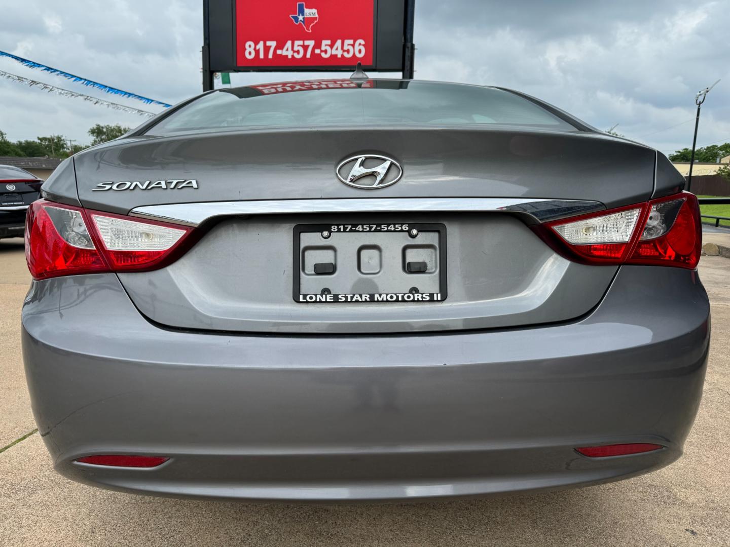 2013 GRAY /Gray HYUNDAI SONATA GLS 4dr Sedan (5NPEB4AC4DH) with an 2.4L I4 engine, Automatic 6-Speed transmission, located at 5900 E. Lancaster Ave., Fort Worth, TX, 76112, (817) 457-5456, 0.000000, 0.000000 - This is a 2013 Hyundai Sonata GLS 4dr Sedan that is in excellent condition. There are no dents or scratches. The interior is clean with no rips or tears or stains. All power windows, door locks and seats. Ice cold AC for those hot Texas summer days. It is equipped with a CD player, AM/FM radio, AUX - Photo#4